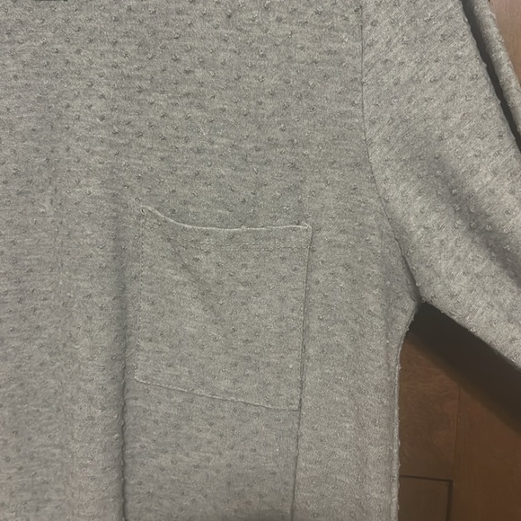 Women’s Textured Top - Picture 2 of 6